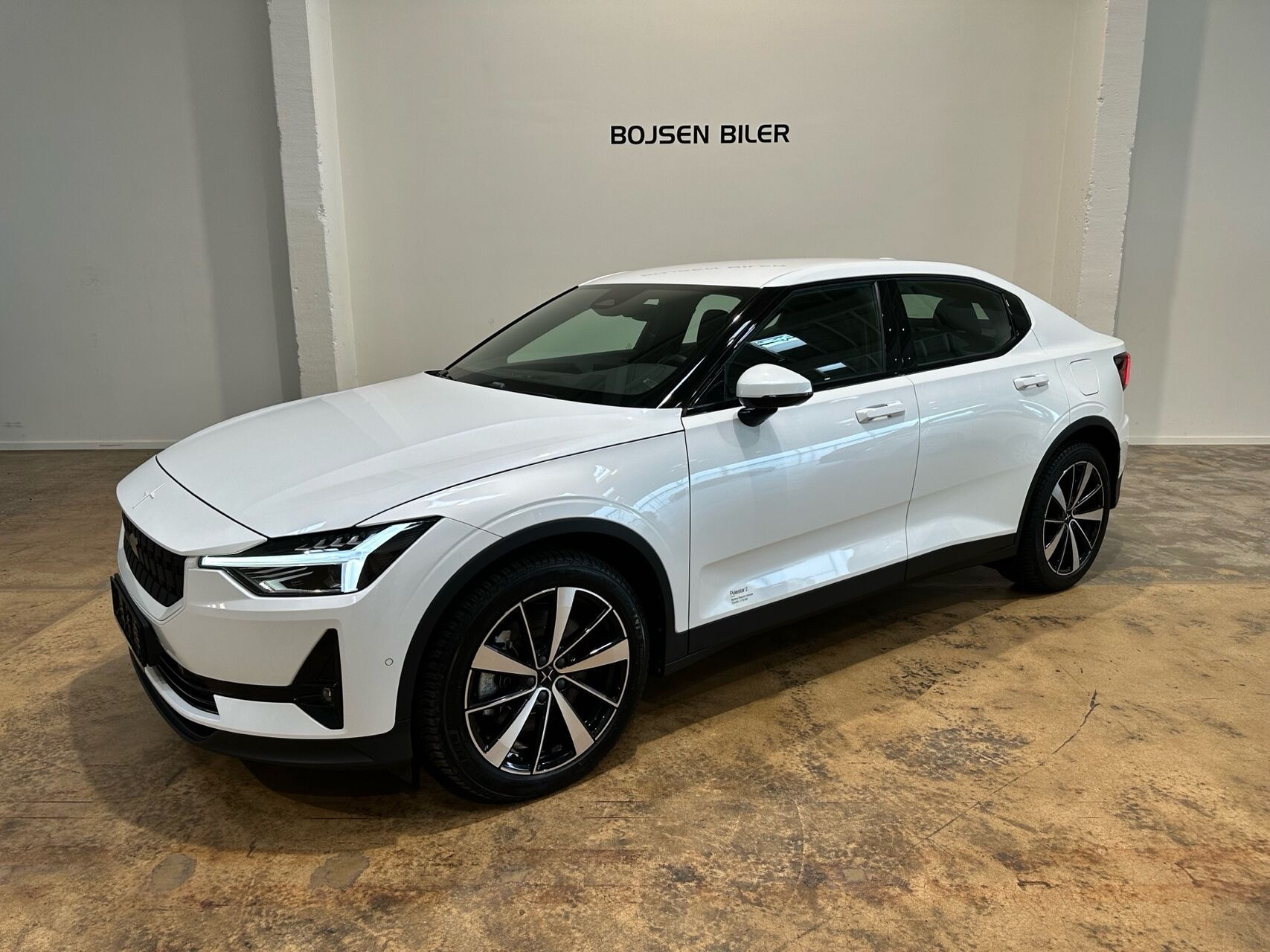 Hvid Polestar 2 fra 2023 set udefra