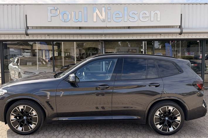 Grå BMW iX3 fra 2023
