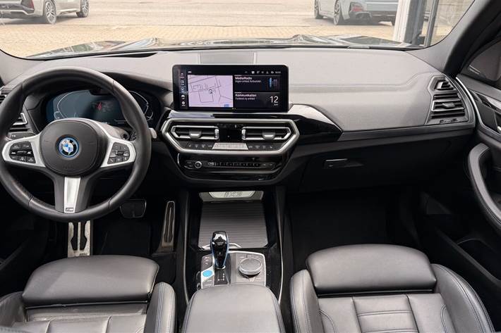 Grå BMW iX3 fra 2023