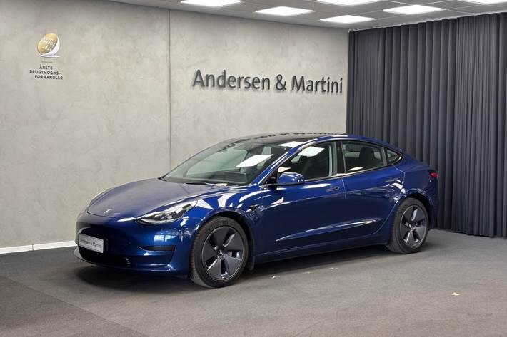 Blå Tesla Model 3 fra 2022