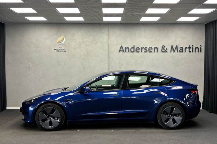 Blå Tesla Model 3 fra 2022