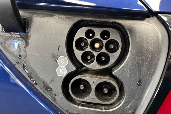 Blå Tesla Model 3 fra 2022