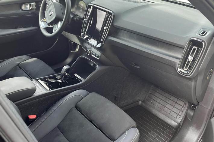 Sort Volvo XC40 fra 2024