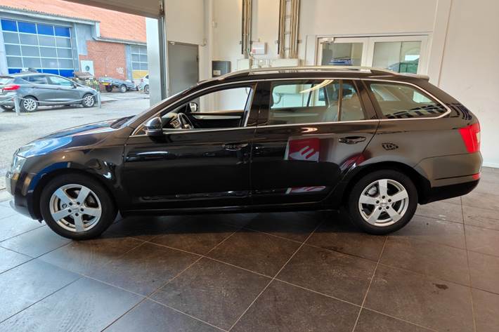 Sort Skoda Octavia fra 2017