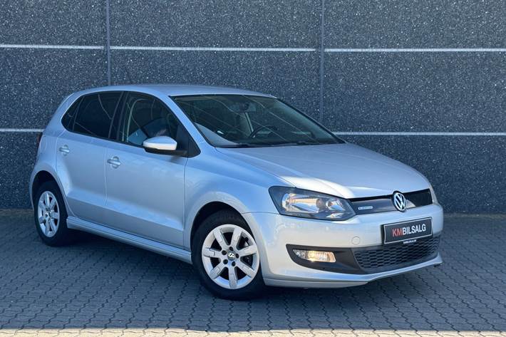 Sølv VW Polo fra 2010 set udefra