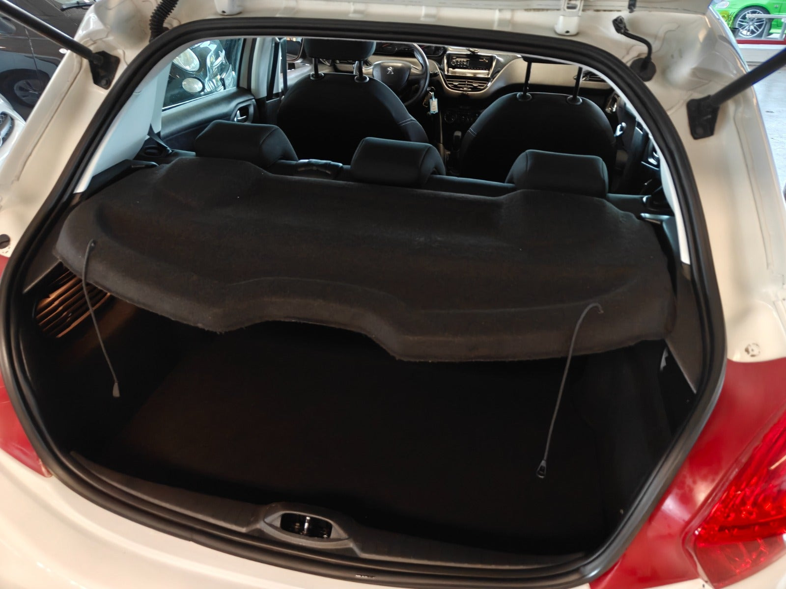 Gul Peugeot 208 fra 2014