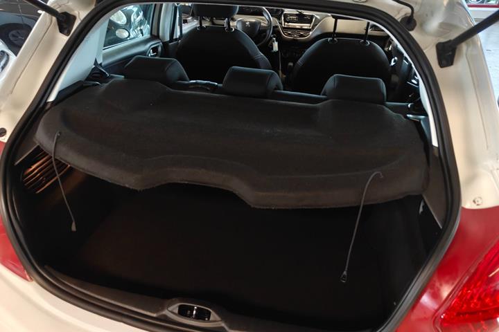 Gul Peugeot 208 fra 2014
