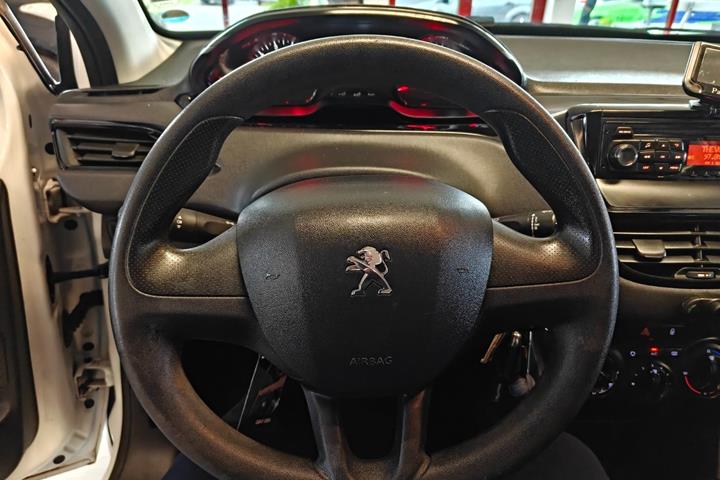 Gul Peugeot 208 fra 2014