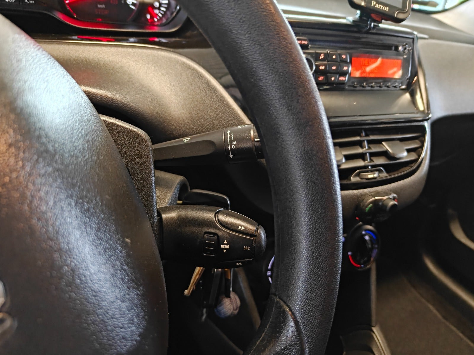 Gul Peugeot 208 fra 2014