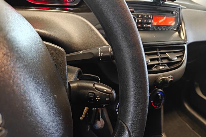 Gul Peugeot 208 fra 2014
