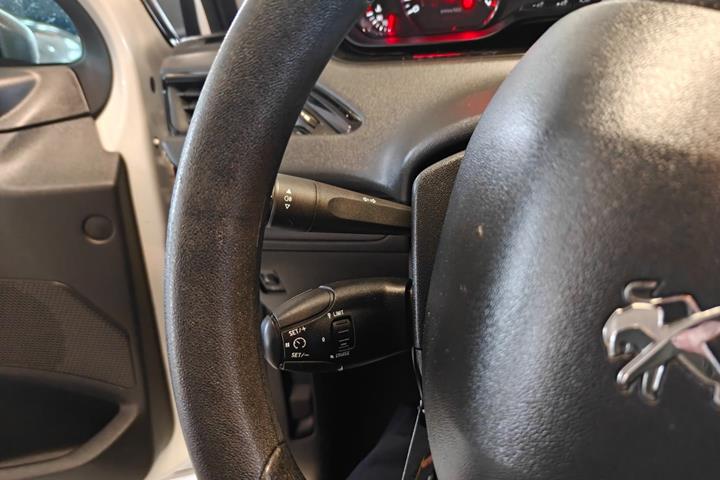Gul Peugeot 208 fra 2014
