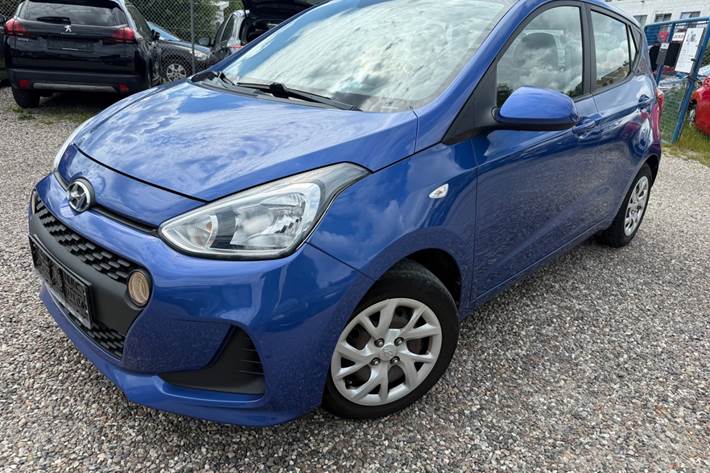 Blå Hyundai i10 fra 2019 set udefra