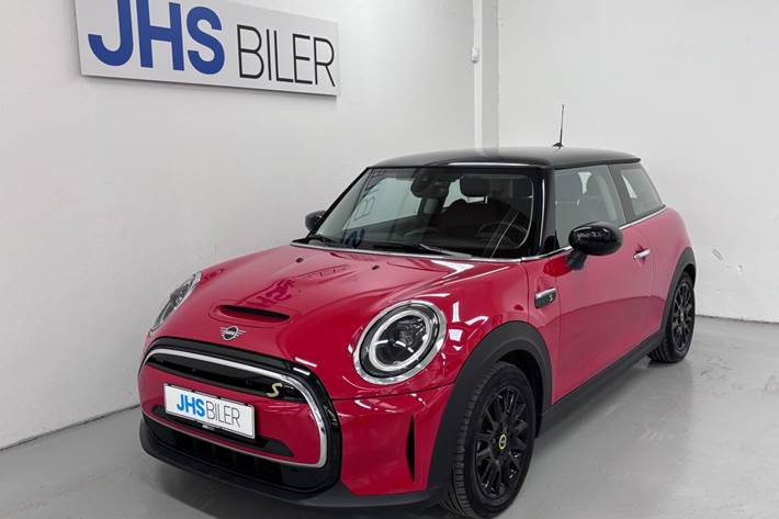 Rød Mini Cooper SE fra 2023 set udefra
