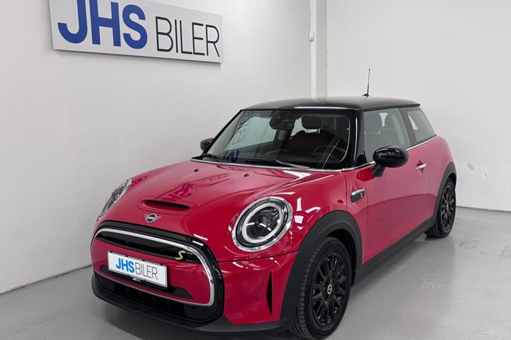 Rød Mini Cooper SE fra 2023 set udefra