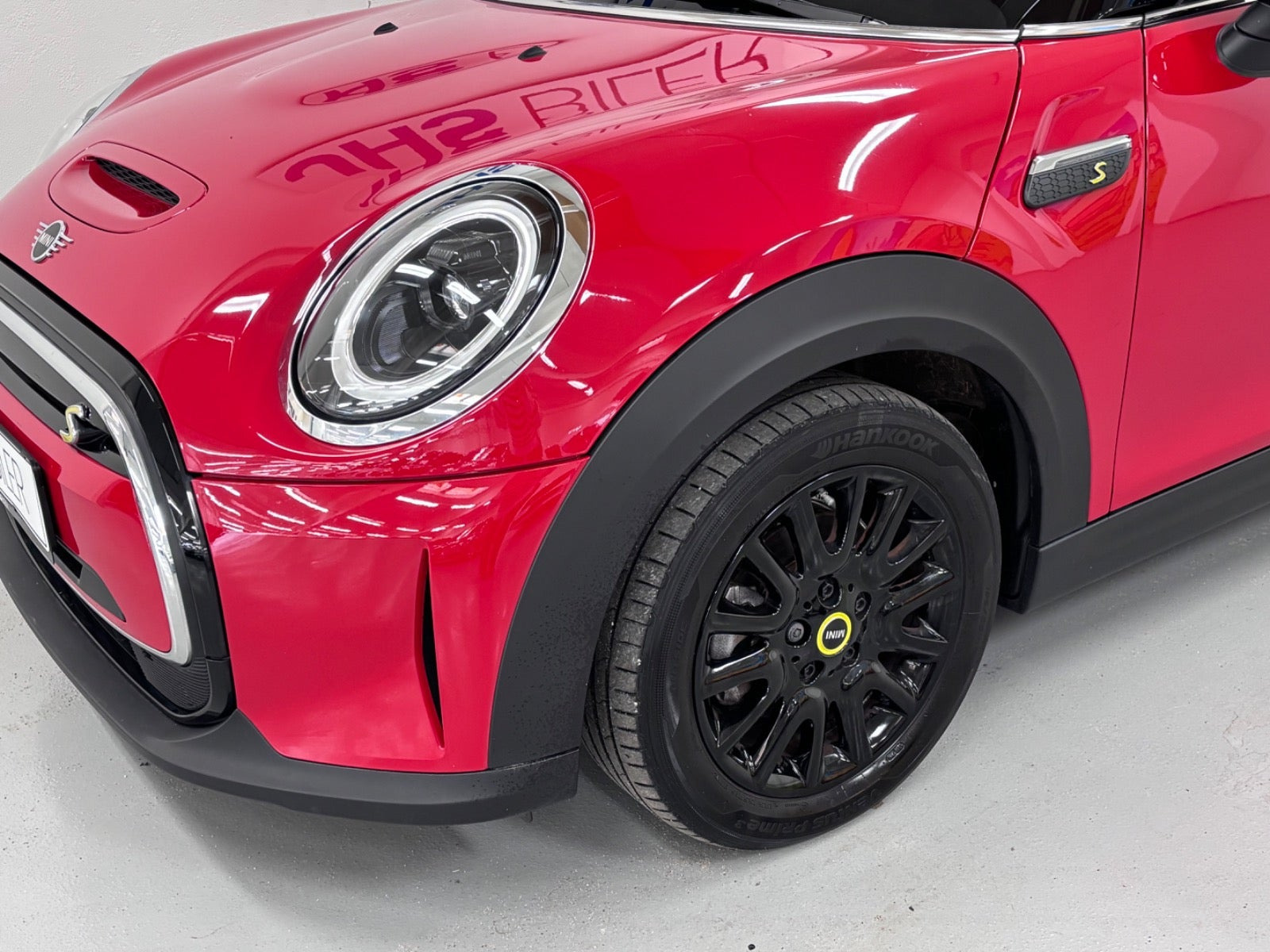 Rød Mini Cooper SE fra 2023