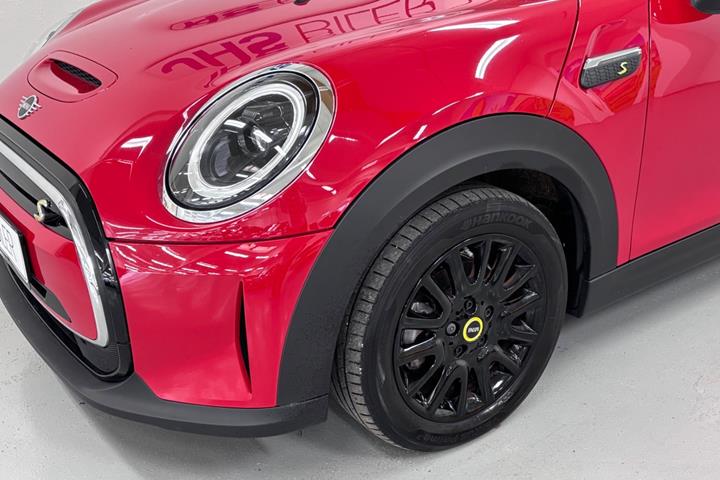 Rød Mini Cooper SE fra 2023