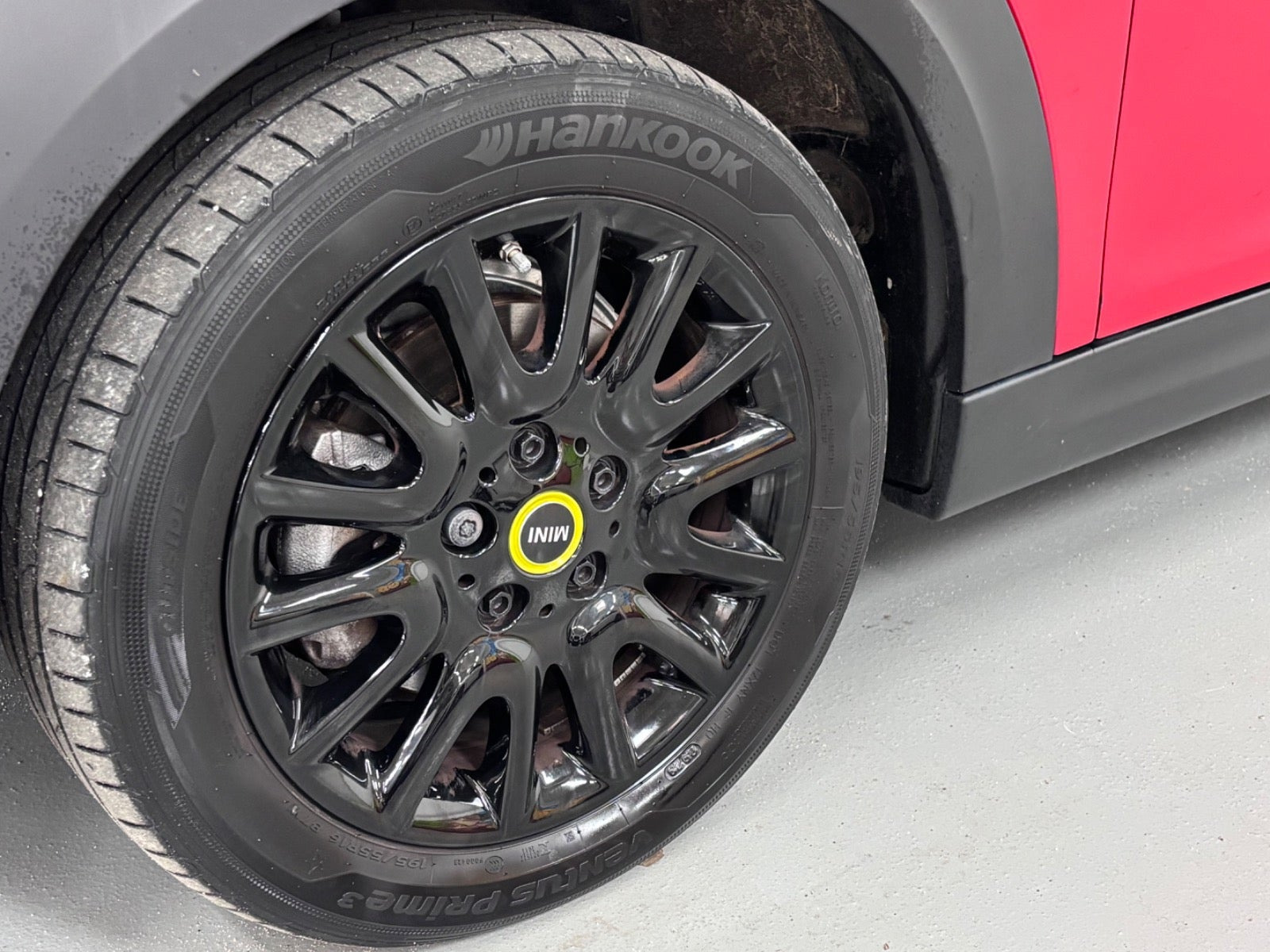 Rød Mini Cooper SE fra 2023