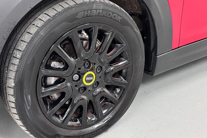Rød Mini Cooper SE fra 2023