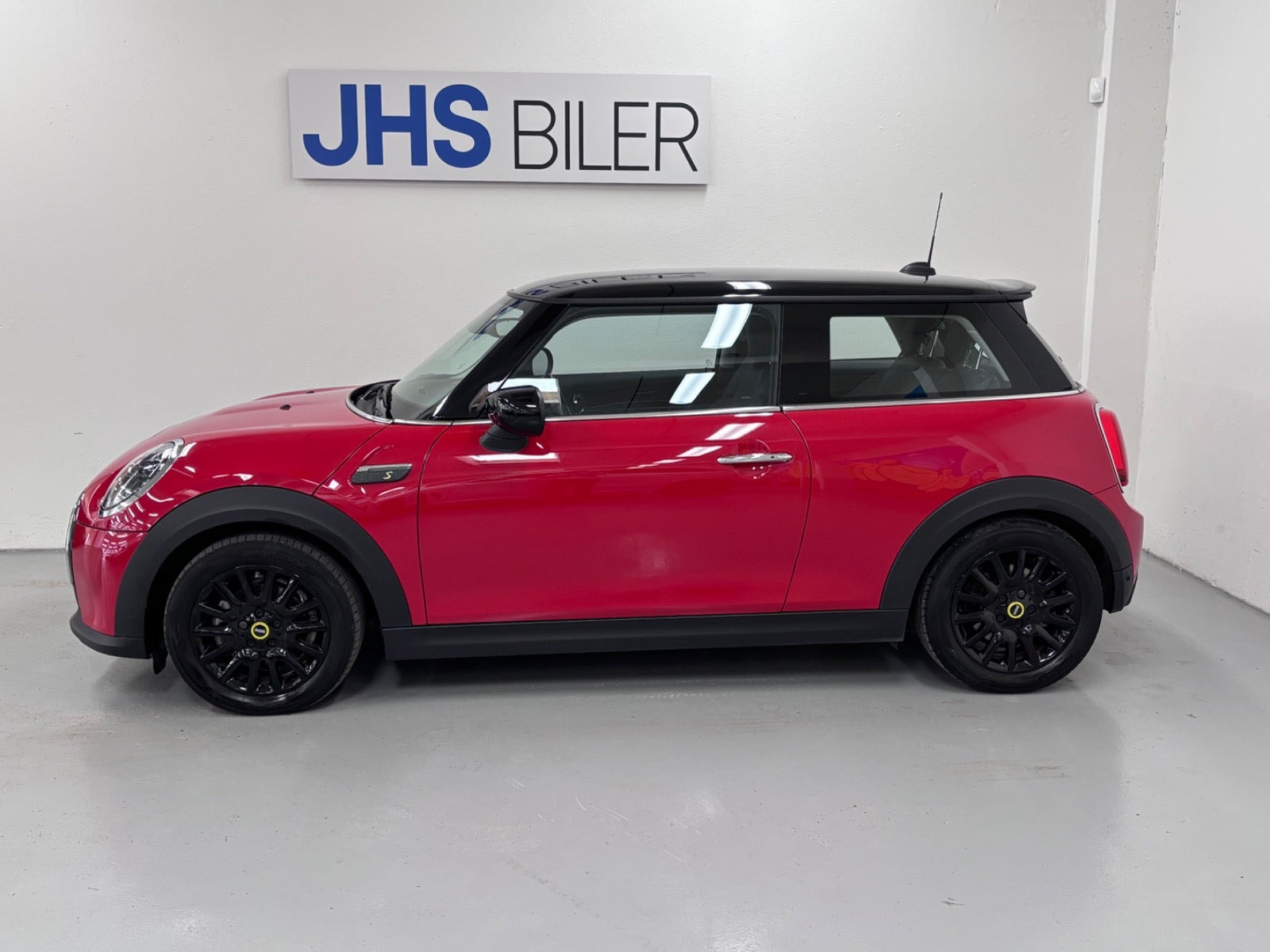 Rød Mini Cooper SE fra 2023
