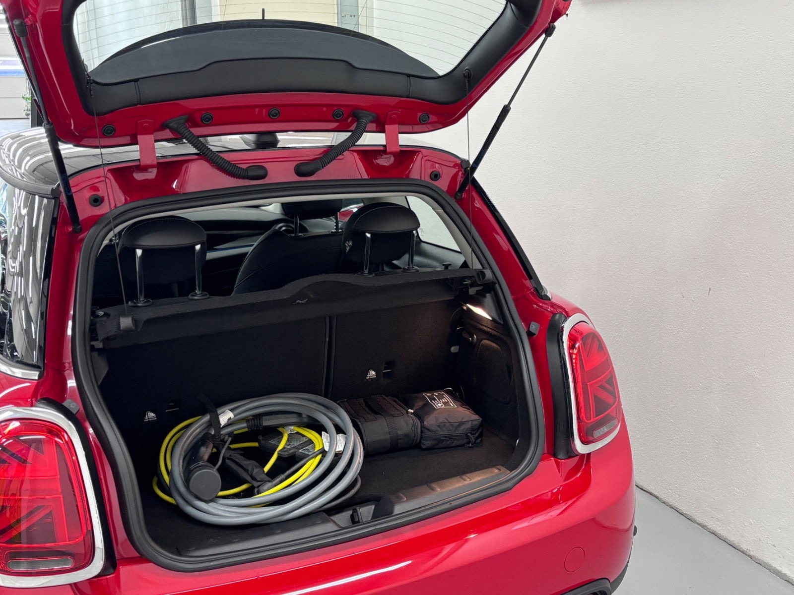 Rød Mini Cooper SE fra 2023