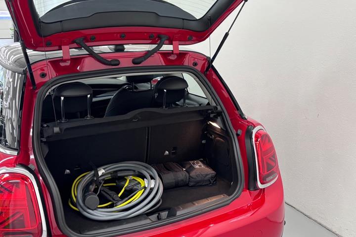 Rød Mini Cooper SE fra 2023
