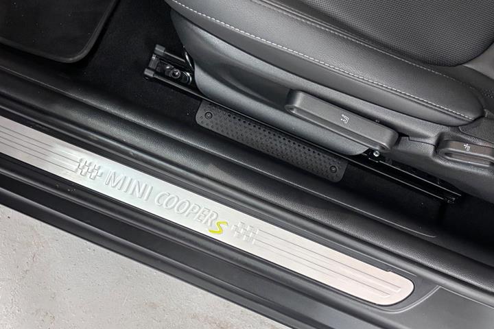 Rød Mini Cooper SE fra 2023