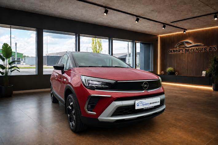 Rød Opel Crossland fra 2021 set udefra