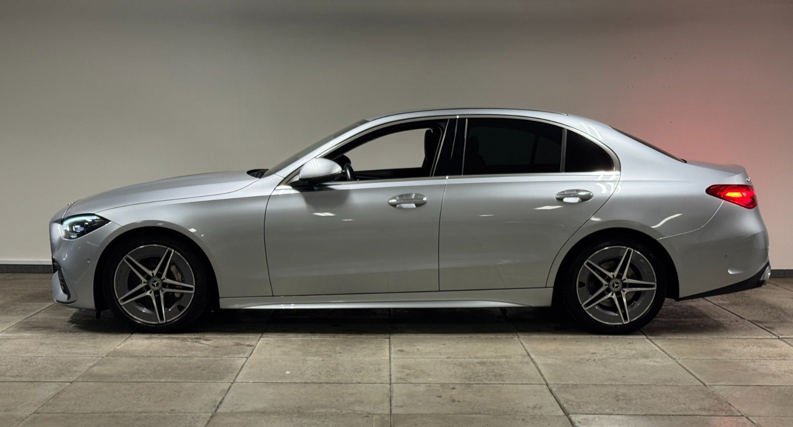 Sølv Mercedes C220 d fra 2022