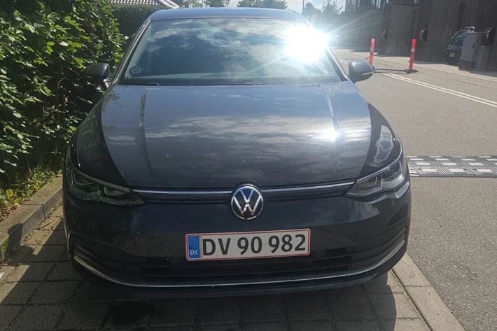 Grå VW Golf VIII fra 2021