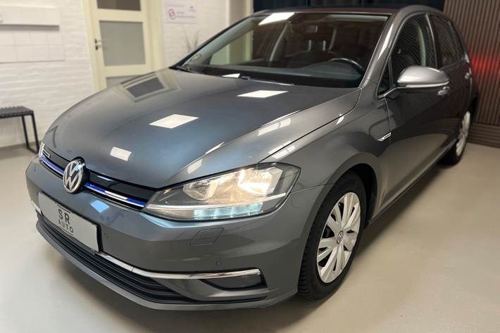 Grå VW Golf VII fra 2019 set udefra
