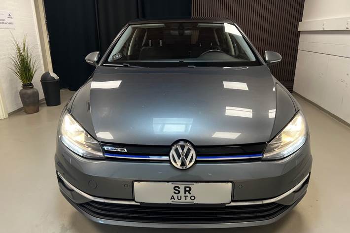 Grå VW Golf VII fra 2019