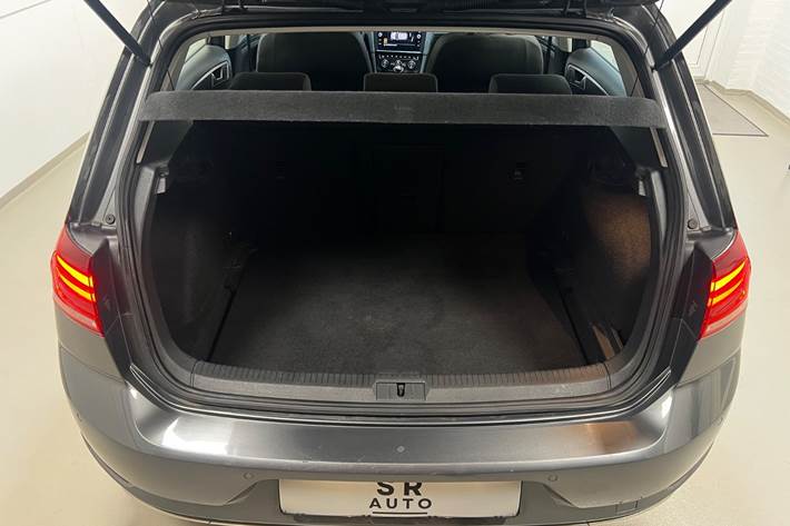 Grå VW Golf VII fra 2019