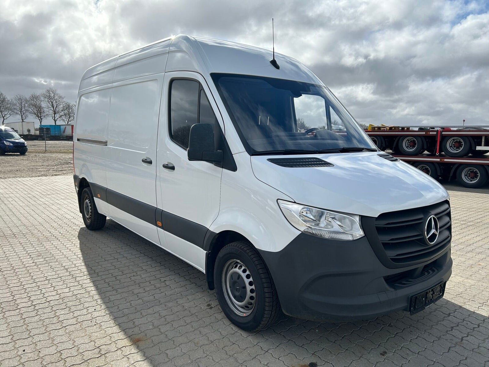 Hvid Mercedes Sprinter 215 fra 2022