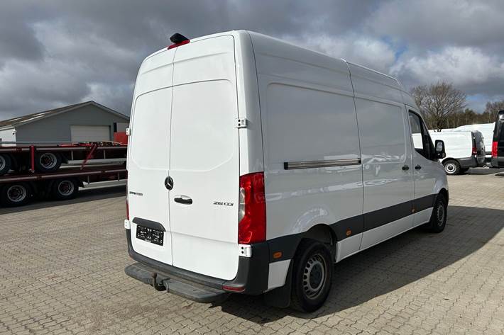 Hvid Mercedes Sprinter 215 fra 2022