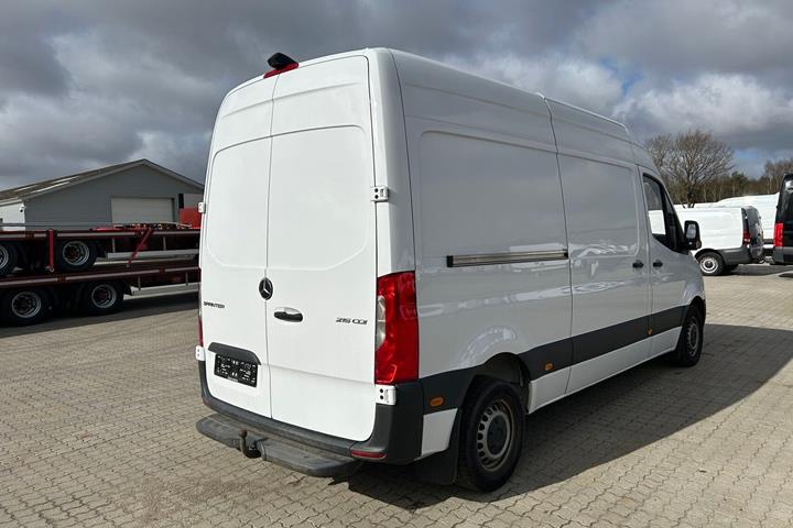 Hvid Mercedes Sprinter 215 fra 2022