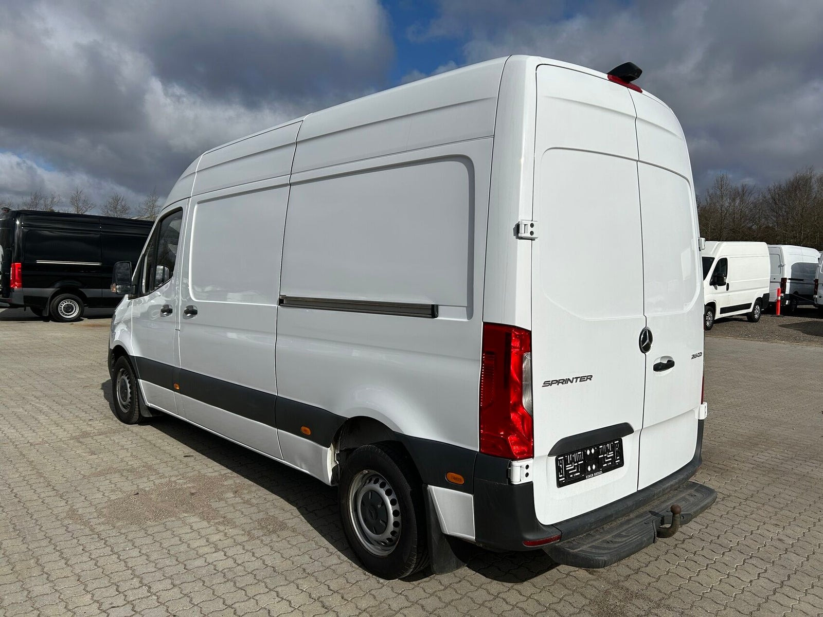 Hvid Mercedes Sprinter 215 fra 2022