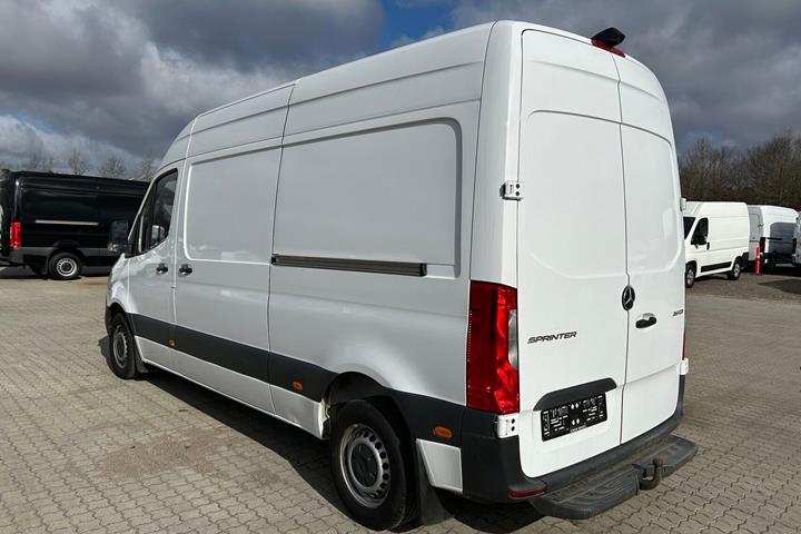 Hvid Mercedes Sprinter 215 fra 2022