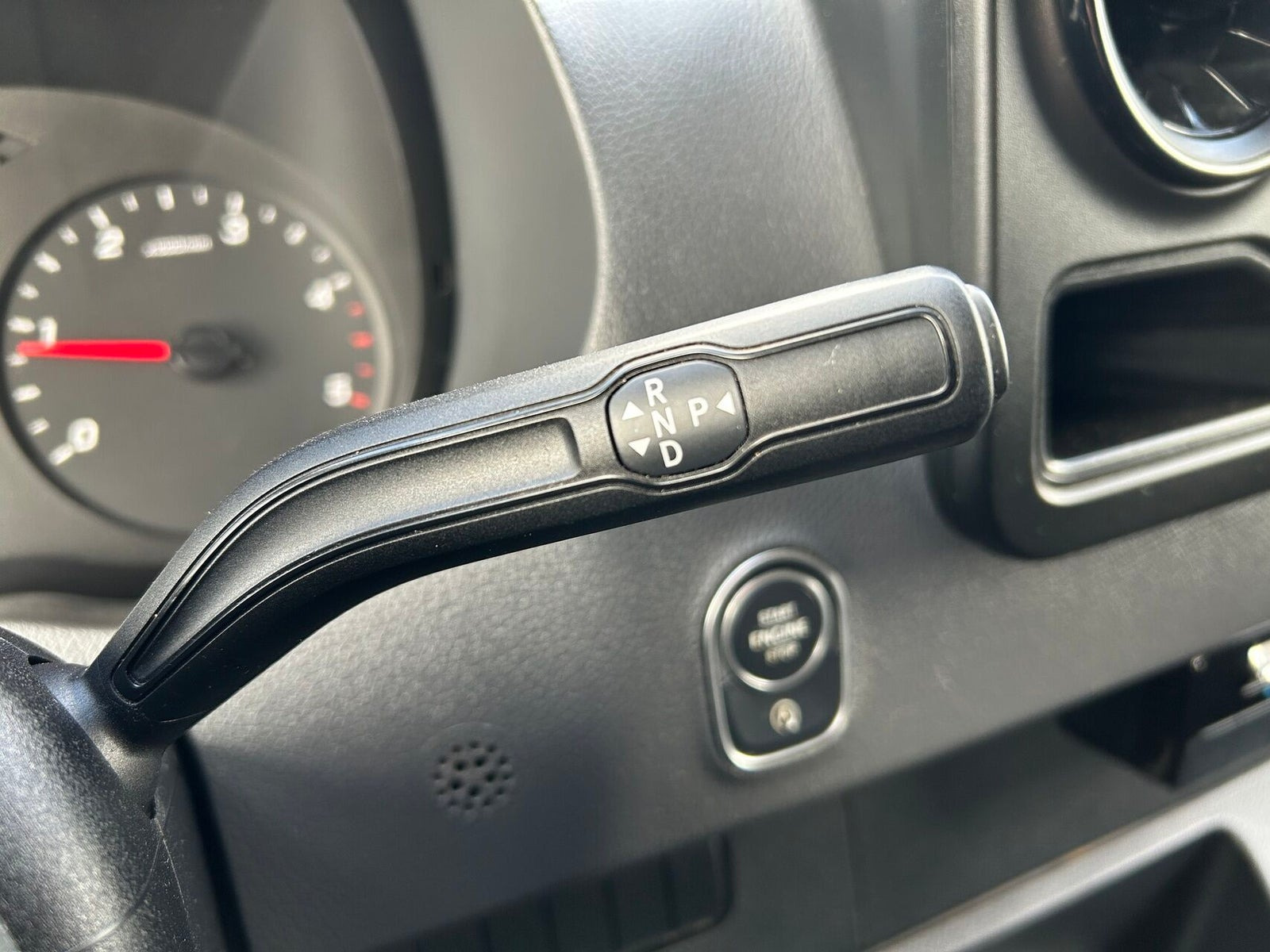 Hvid Mercedes Sprinter 215 fra 2022