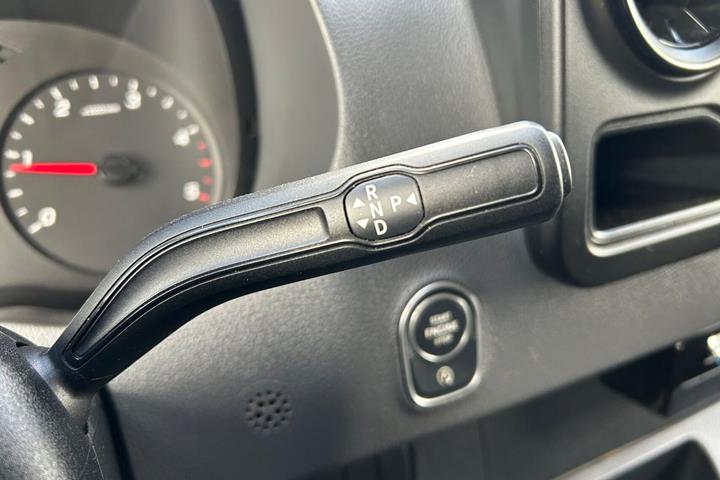 Hvid Mercedes Sprinter 215 fra 2022