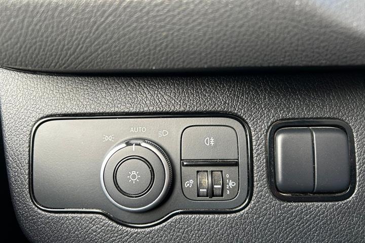 Hvid Mercedes Sprinter 215 fra 2022