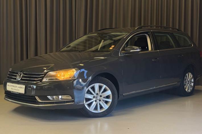 Grå VW Passat fra 2012