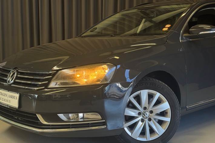 Grå VW Passat fra 2012