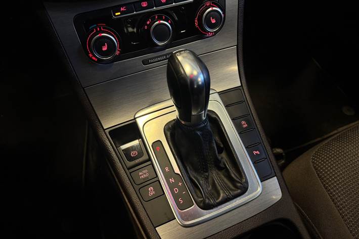 Grå VW Passat fra 2012