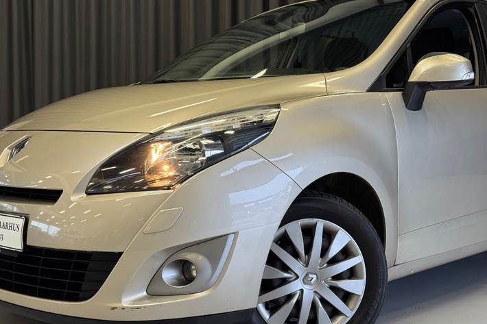 Orange Renault Grand Scenic III fra 2012