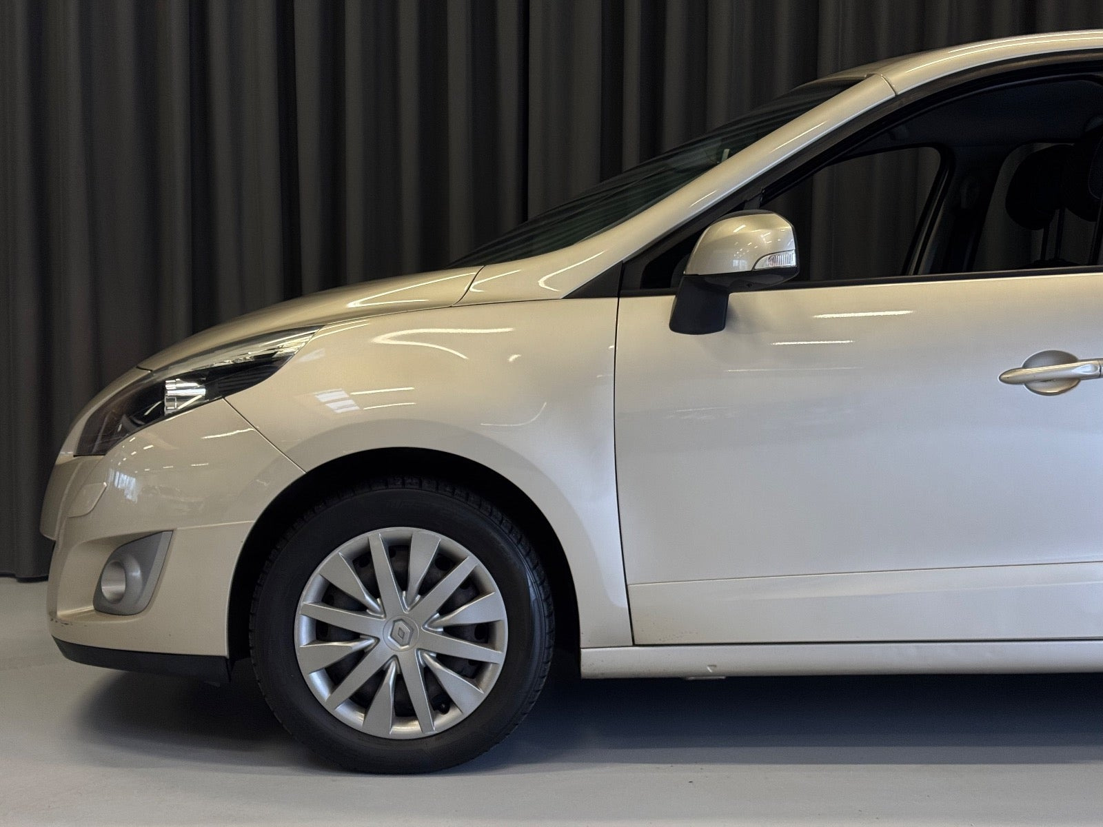 Orange Renault Grand Scenic III fra 2012