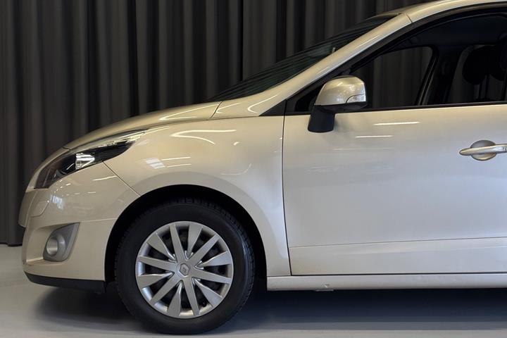 Orange Renault Grand Scenic III fra 2012