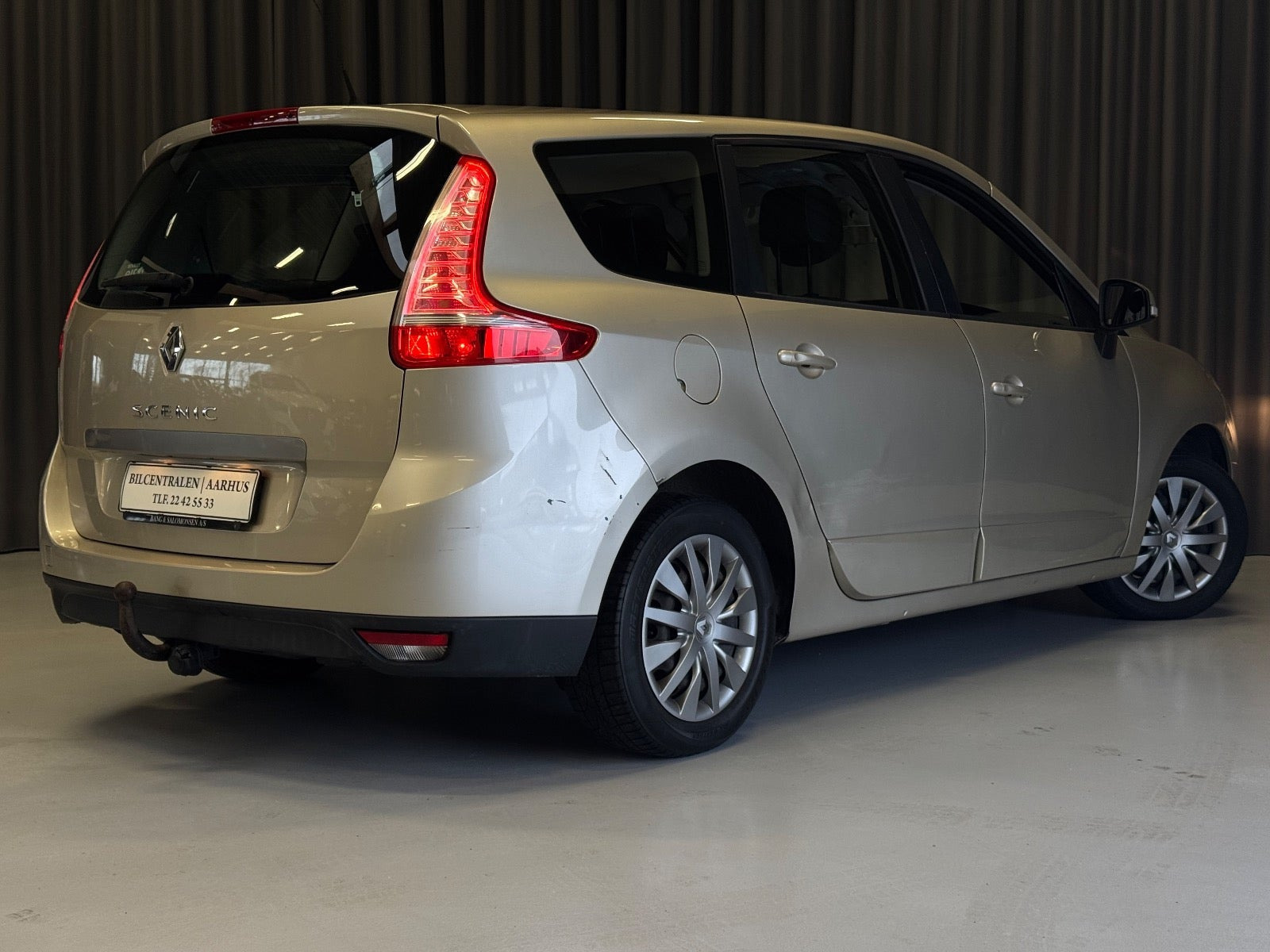 Orange Renault Grand Scenic III fra 2012