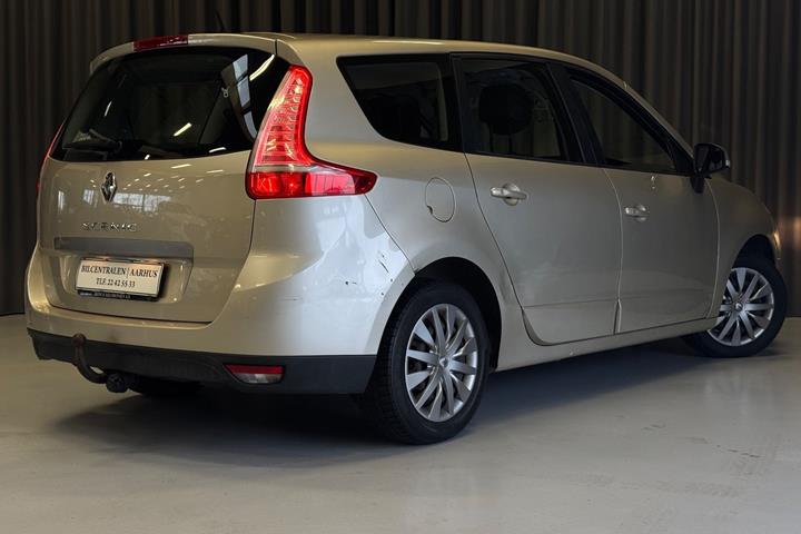 Orange Renault Grand Scenic III fra 2012