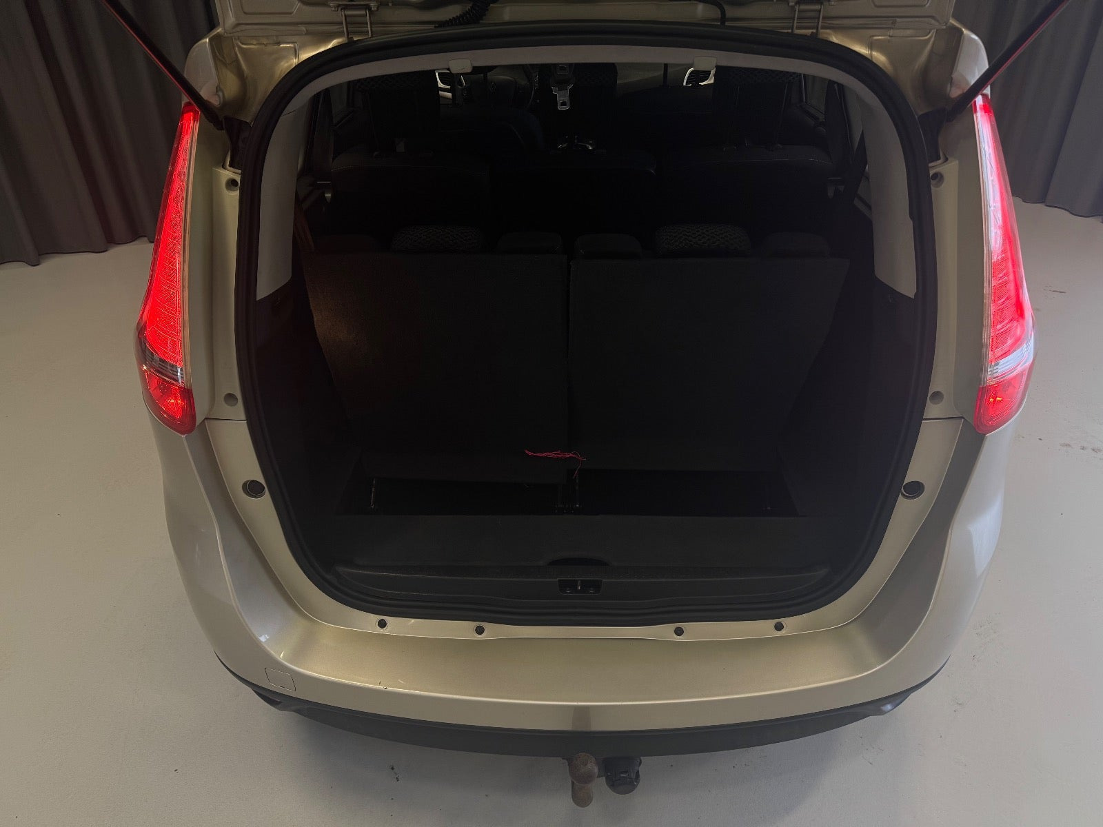 Orange Renault Grand Scenic III fra 2012
