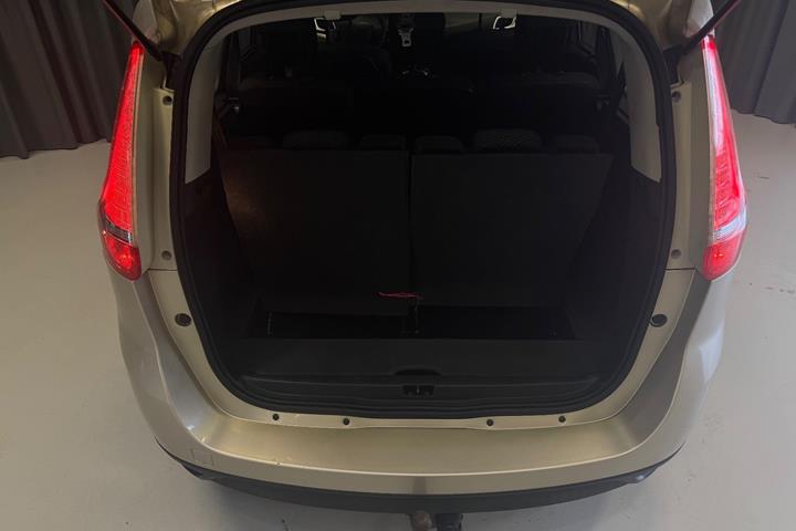 Orange Renault Grand Scenic III fra 2012